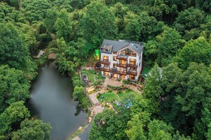 Escritorio, wifi gratis y ropa de cama 