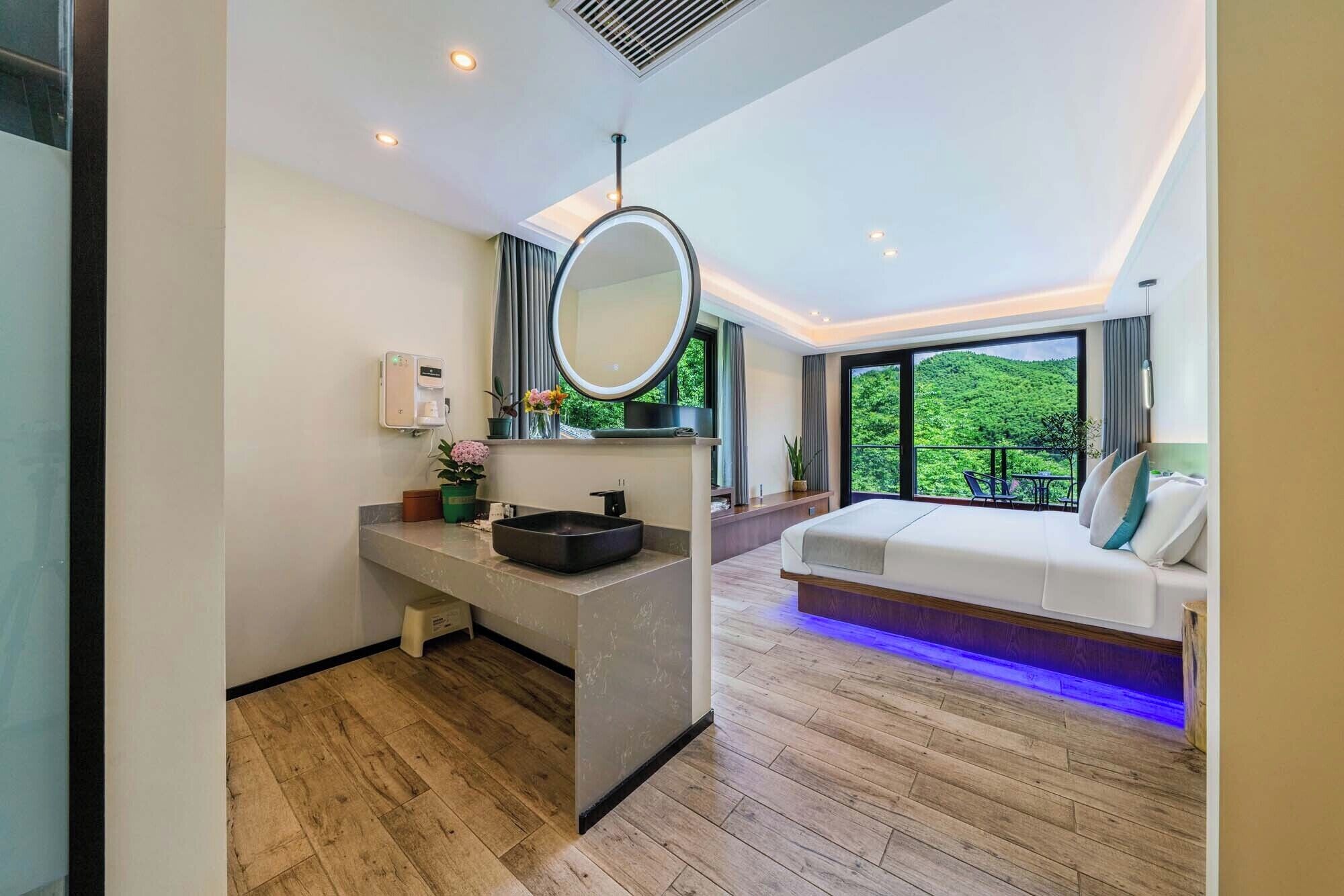 Quarto casal standard, sacada, vista para a colina | Escrivaninha, Wi-Fi de cortesia, roupa de cama