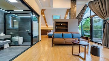 Romanttinen sviitti, parveke, näköala mäelle | Työpöytä, ilmainen Wi-Fi, vuodevaatteet