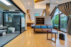 浪漫套房, 阳台, 山景 | 办公桌、免费 WiFi、床单