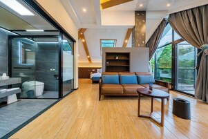 Escritorio, wifi gratis y ropa de cama 