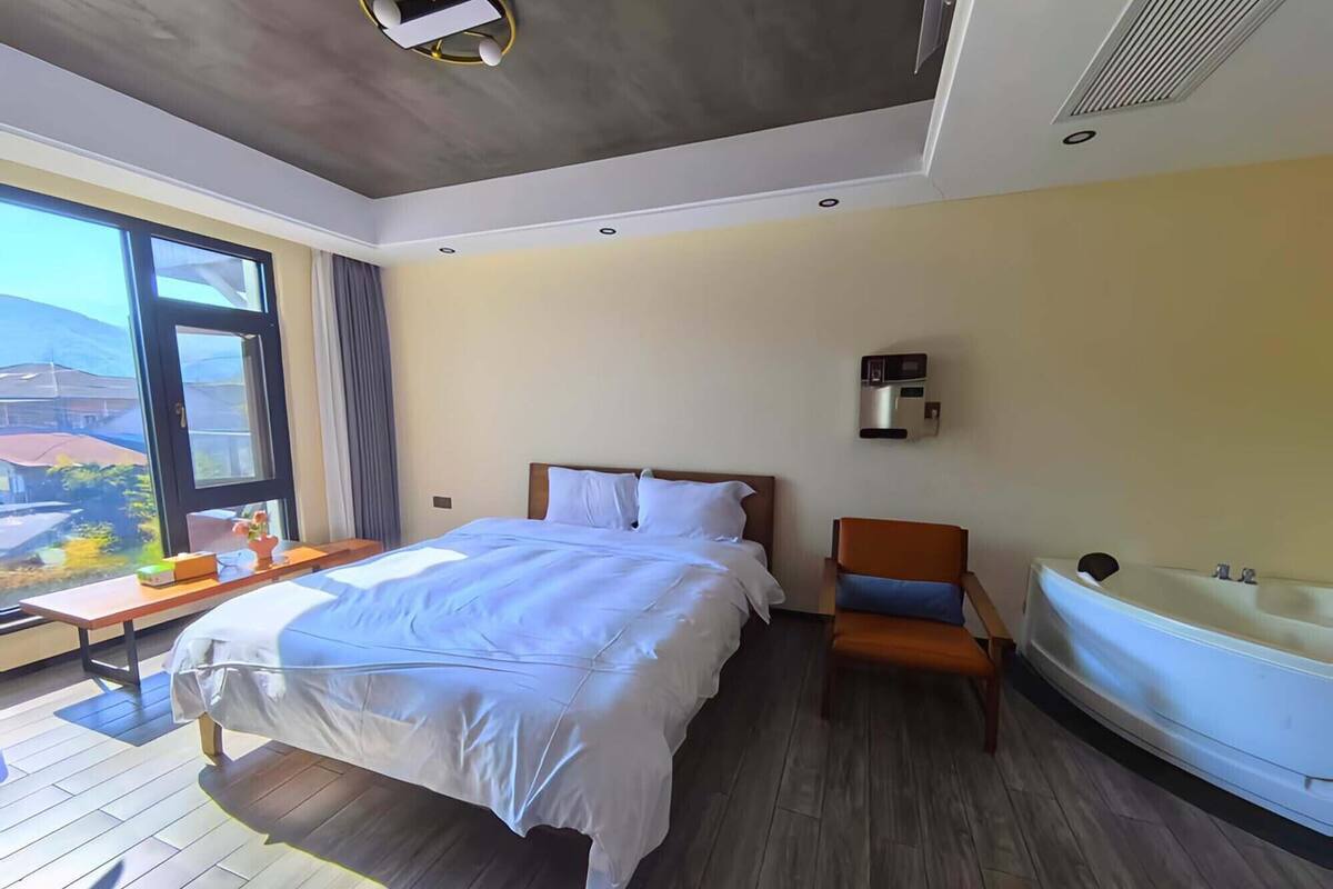 Suite familiare, balcone, vista collina | Una scrivania, Wi-Fi gratuito, lenzuola