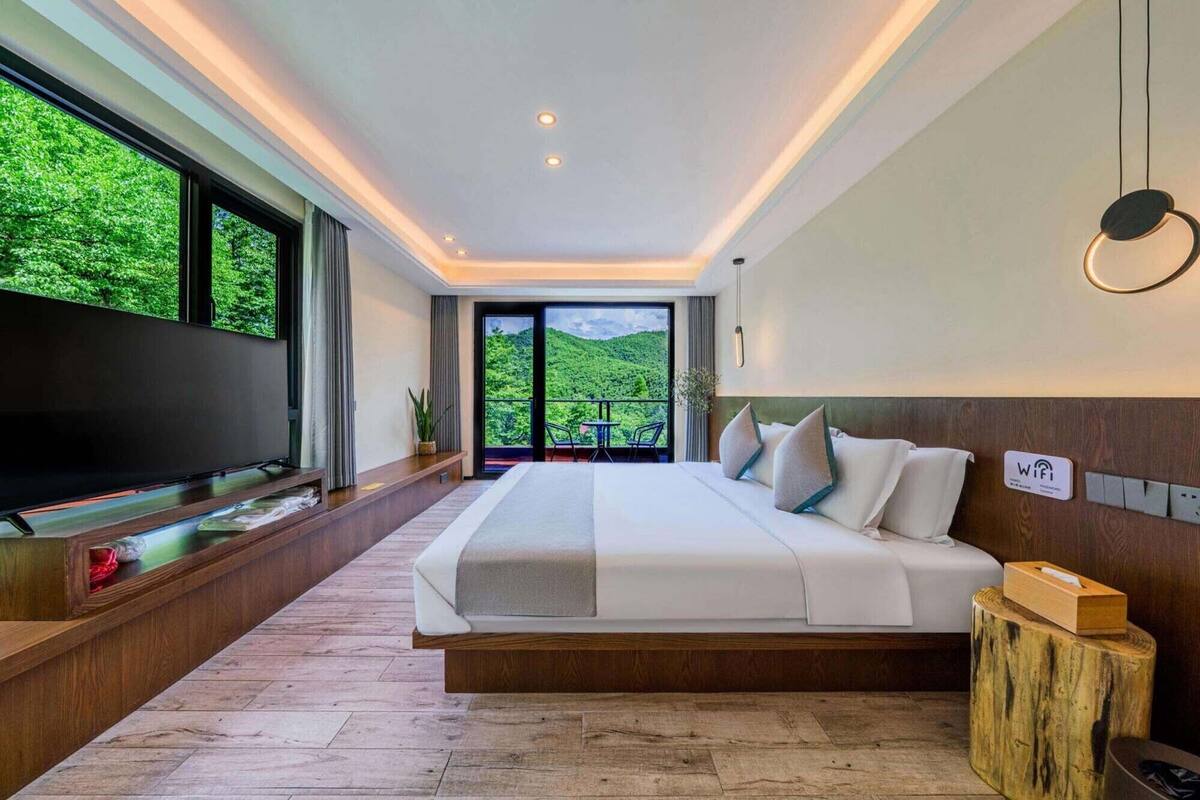 Doppia Standard, balcone, vista collina | Una scrivania, Wi-Fi gratuito, lenzuola