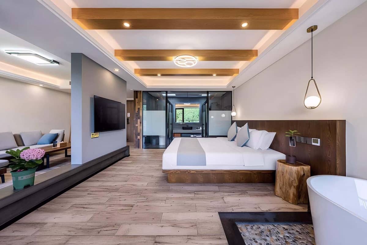 Suite superior, balcón, vista a la colina | Escritorio, wifi gratis y ropa de cama