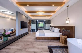 Suite superior, balcón, vistas a la colina | Escritorio, wifi gratis, ropa de cama