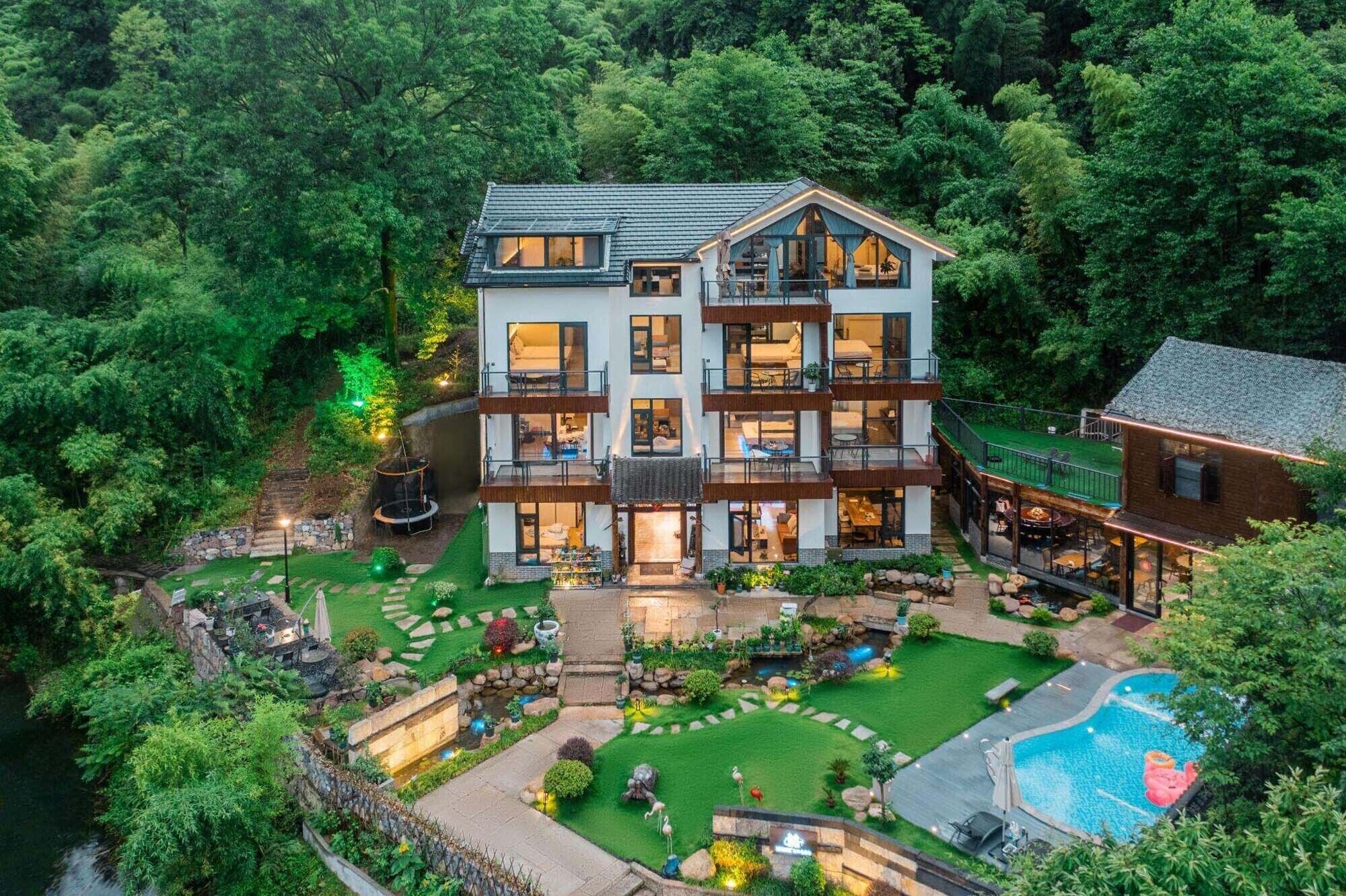 Kolam renang outdoor, dengan payung kolam renang