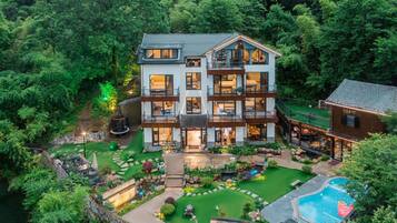 Kolam renang outdoor, dengan payung kolam renang