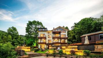 Vila Eksekutif, balkon, pemandangan bukit | Bagian depan properti