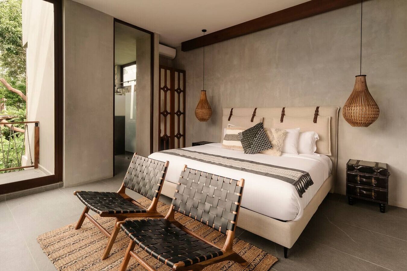 Een bureau, een strijkplank/strijkijzer, wifi, beddengoed