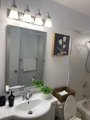 Hair dryer, toilet paper - FULLY FURNISHED – PERFECT FOR SHORT-TERM OR LONG-TERM RENTALS 
From Jan 1, 2026 (Maple Ridge)