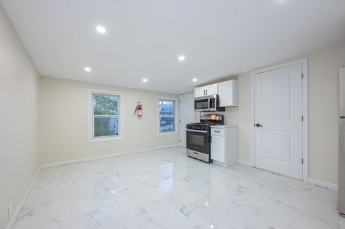 Modern 3BR - Train Station & Downtown 2 mins walk