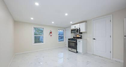 Modern 3BR - Train Station & Downtown 2 mins walk