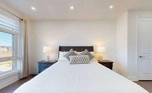 Iron/ironing board, WiFi, bed sheets - A cozy getaway for a quiet relaxing spell. (Vaughan)