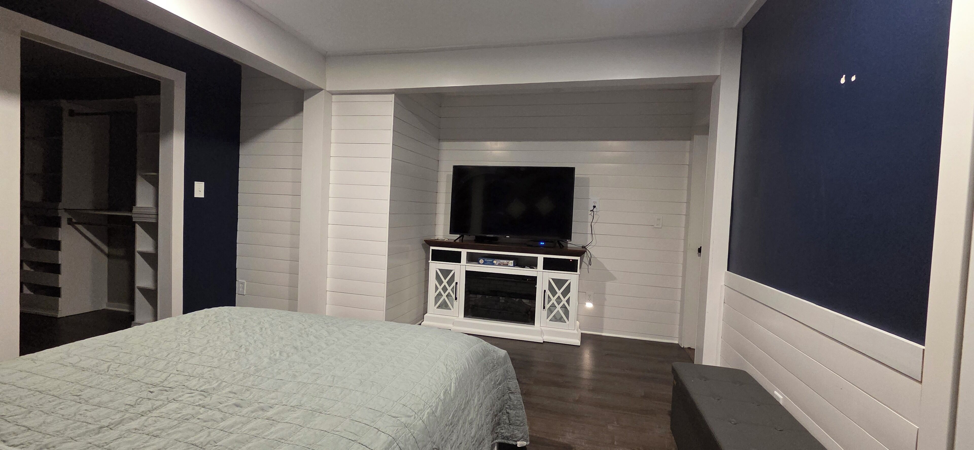 Desk, WiFi, bed sheets