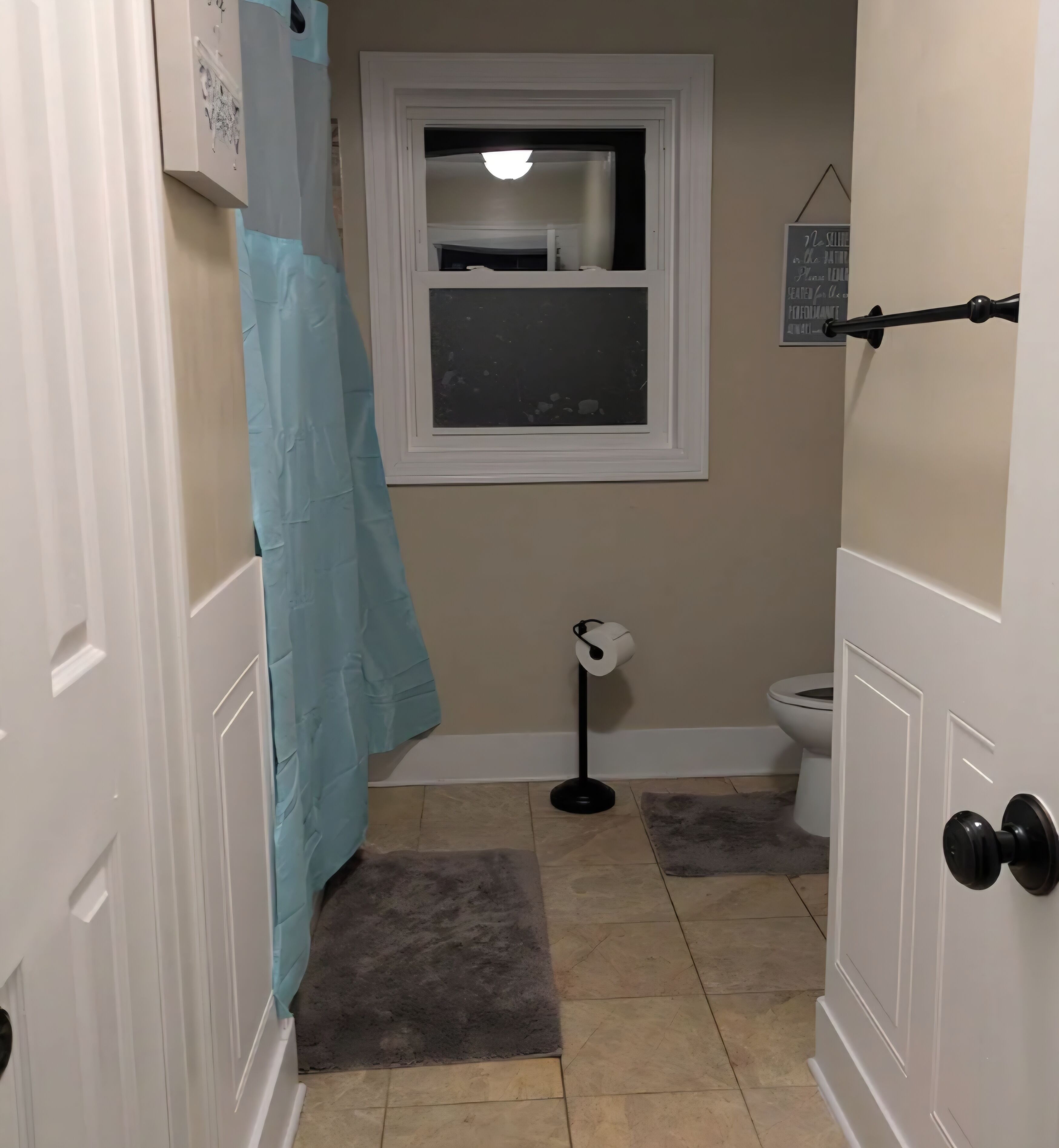 Toalhas de banho, sabonete, papel higiênico 