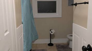 Toalhas de banho, sabonete, papel higiênico