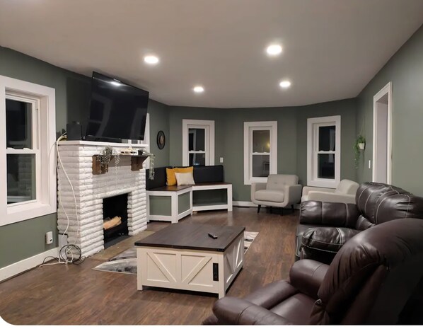 Televisor intel·ligent i futbolí