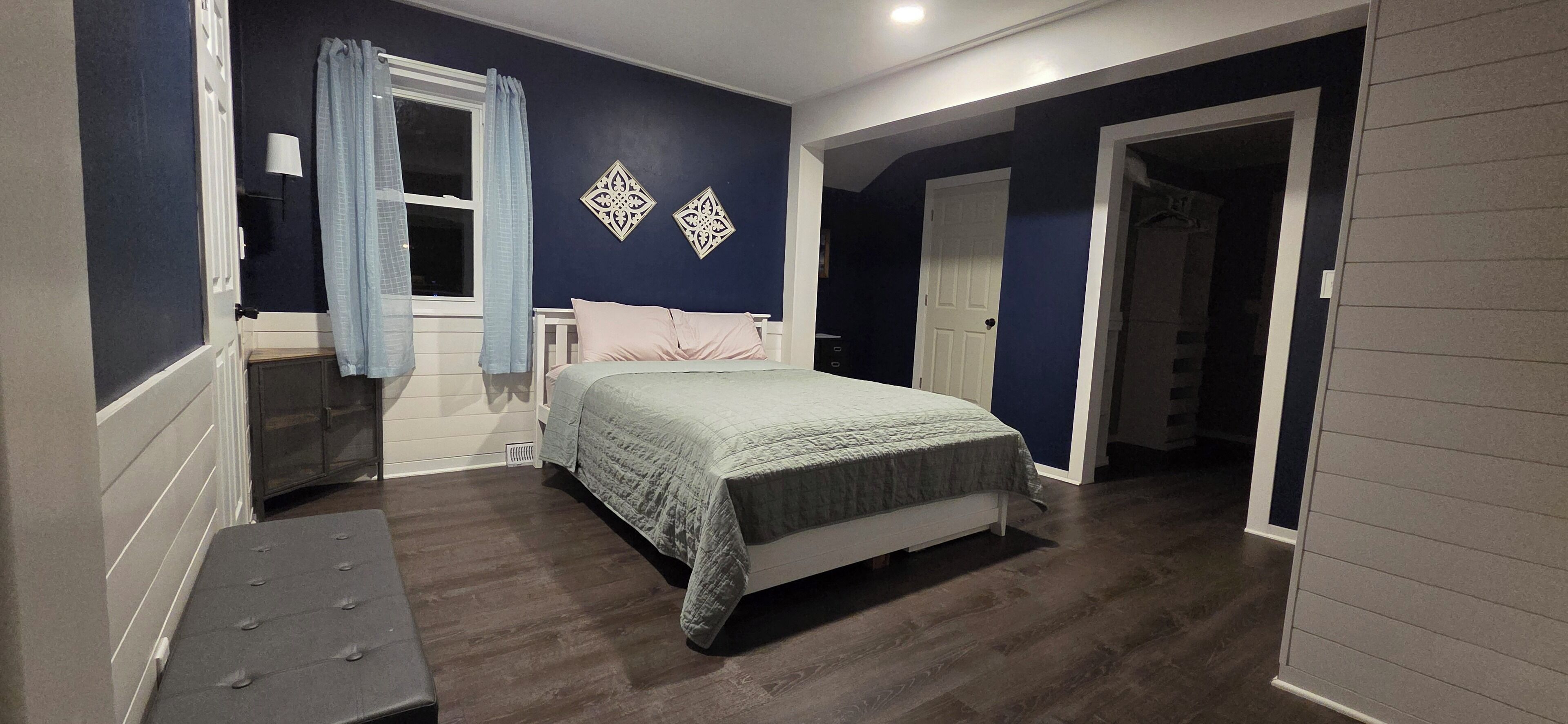 Escritorio, wifi y ropa de cama 