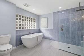 Douche, sèche-cheveux, serviettes fournies, savon