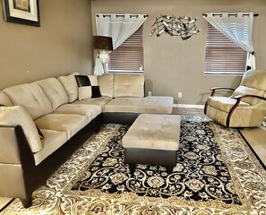 Smart TV - Beautiful 5 bedroom/ 3 bathroom pool home, on 1.29 acres in West Palm Beach. (West Palm Beach)