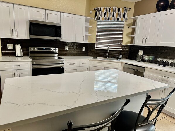 Private kitchen - Beautiful 5 bedroom/ 3 bathroom pool home, on 1.29 acres in West Palm Beach. (West Palm Beach)