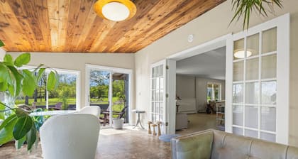 Charming 5- bedroom farmhouse in awesome East Aurora
