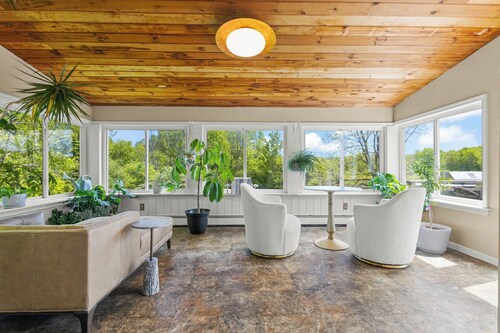 Charming 5- bedroom farmhouse in awesome East Aurora