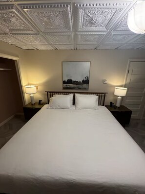 WiFi, bed sheets - Charming 4-bedroom farmhouse with AC in awesome East Aurora (East Aurora)