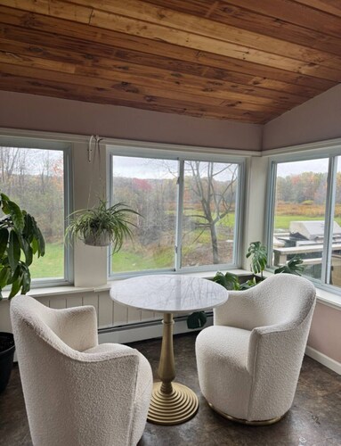 Charming 4-bedroom farmhouse with AC in awesome East Aurora