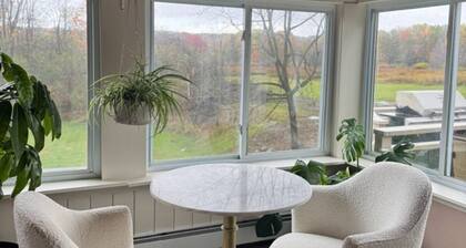 Charming 4-bedroom farmhouse with AC in awesome East Aurora