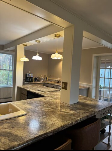 Charming 4-bedroom farmhouse with AC in awesome East Aurora