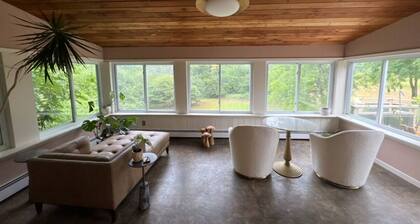 Charming 5- bedroom farmhouse in awesome East Aurora
