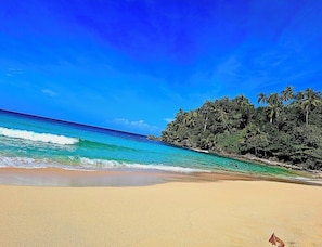 Chaises longues, serviettes de plage