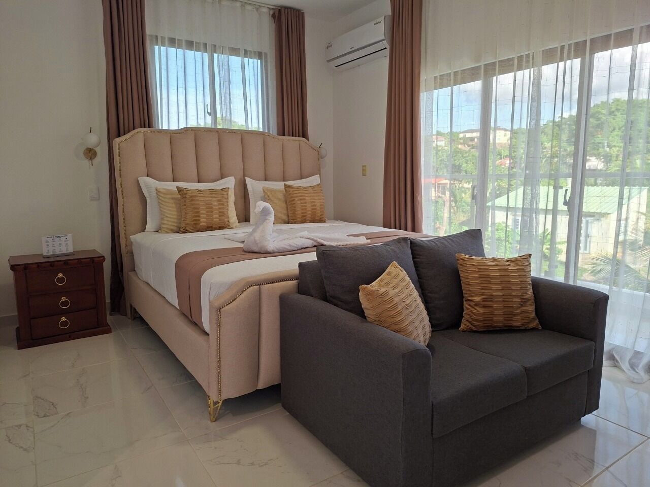 Tabla de planchar con plancha, wifi gratis y ropa de cama 