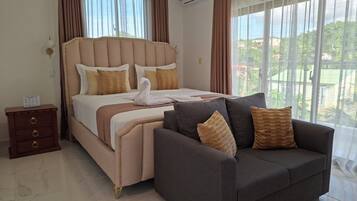 Tabla de planchar con plancha, wifi gratis y ropa de cama