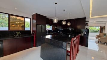 Køleskab, ovn, kogeplade, kaffe-/temaskine