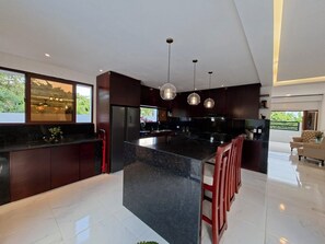 Køleskab, ovn, kogeplade, kaffe-/temaskine