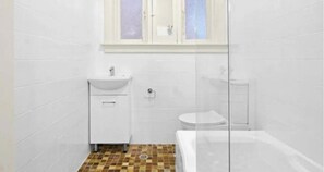 Free toiletries, hair dryer, towels, soap - The Warners Bondi (Bondi Beach)