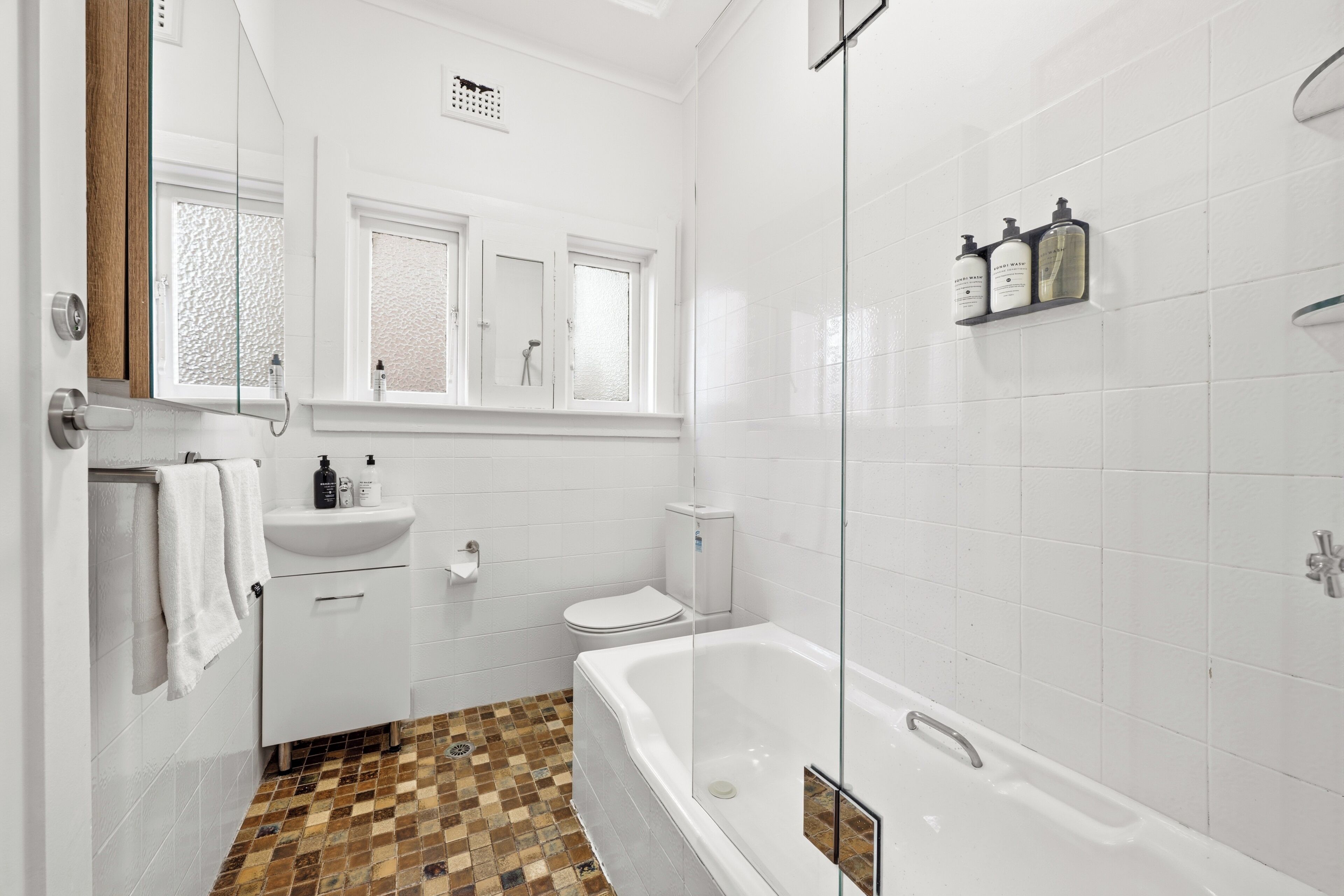 Ein modernes Badezimmer mit Badewanne, Toilette und Waschbecken.