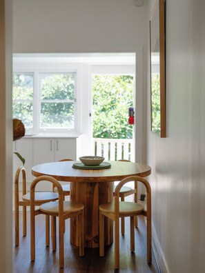 Apartment, 3 Bedrooms, Non Smoking | Dining room