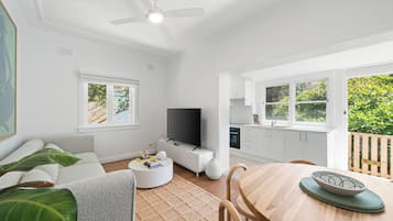 Apartment, 3 Bedrooms, Non Smoking | Ruang tamu | 50 inci sebuah televisyen pintar dengan digital