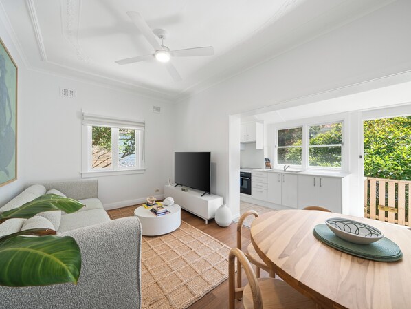 Apartment, 3 Schlafzimmer, Nichtraucher | Wohnbereich | 50-Zoll-Smart-TV mit Digitalempfang