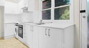 Full-size fridge, microwave, oven, stovetop - The Warners Bondi (Bondi Beach)