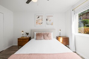1 Schlafzimmer, Schreibtisch, Bügeleisen/Bügelbrett, Reisekinderbett