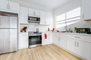 Een koelkast, een magnetron, een oven, een kookplaat