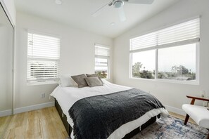 Een strijkplank/strijkijzer, wifi, beddengoed