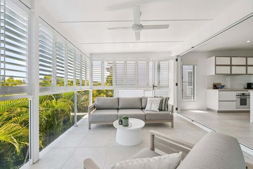 The Cheeky Palm - Beachy tropical paradise, perfect for a cheeky cocktail!