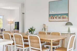 Dining - The Cheeky Palm - Beachy tropical paradise, perfect for a cheeky cocktail! (Coffs Harbour)