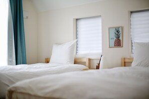 4 bedrooms, iron/ironing board, WiFi, bed sheets