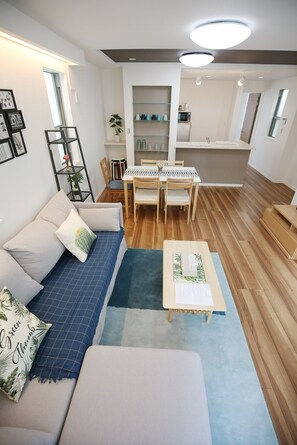 TV - YT2198 Directly connected to Ikebukuro, 2 min! Comfortable 3-story detached guesthouse｜Capacity for up to 10 guests｜Professional cleaning service included (Takamatsu Toshima-ku)
